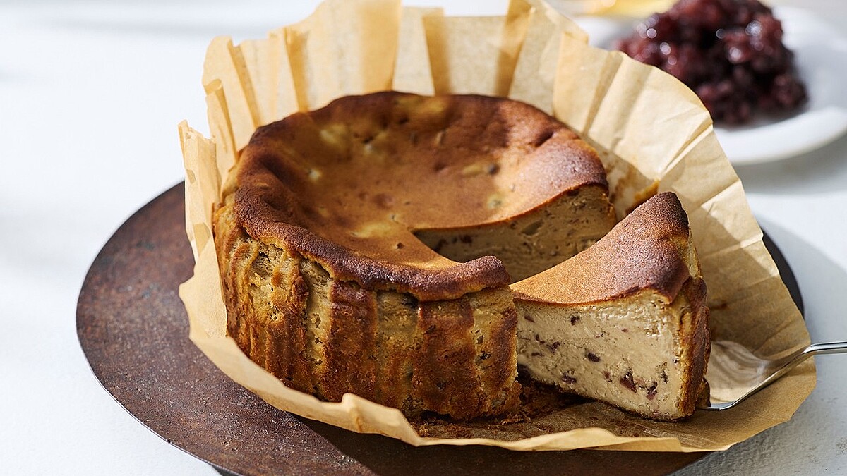 ほうじ茶×あずきの“和”のチーズケーキ発売、香ばしく焼き上げた表面となめらかな口どけ、素材の優しい甘さが楽しめる【モロゾフ】