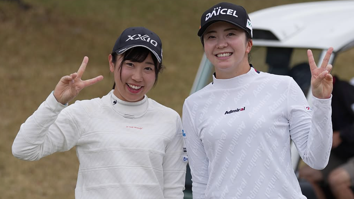 JLPGAマーカー(原英莉花、堀琴音、菅沼菜々、稲見萌寧) 菅沼菜々＆堀琴音「個性的スイングのお二人」練習日の笑顔2ショットに