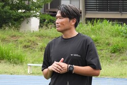 インタビューに応じた東京学芸大の岩政大樹監督【写真：FOOTBALL ZONE編集部】