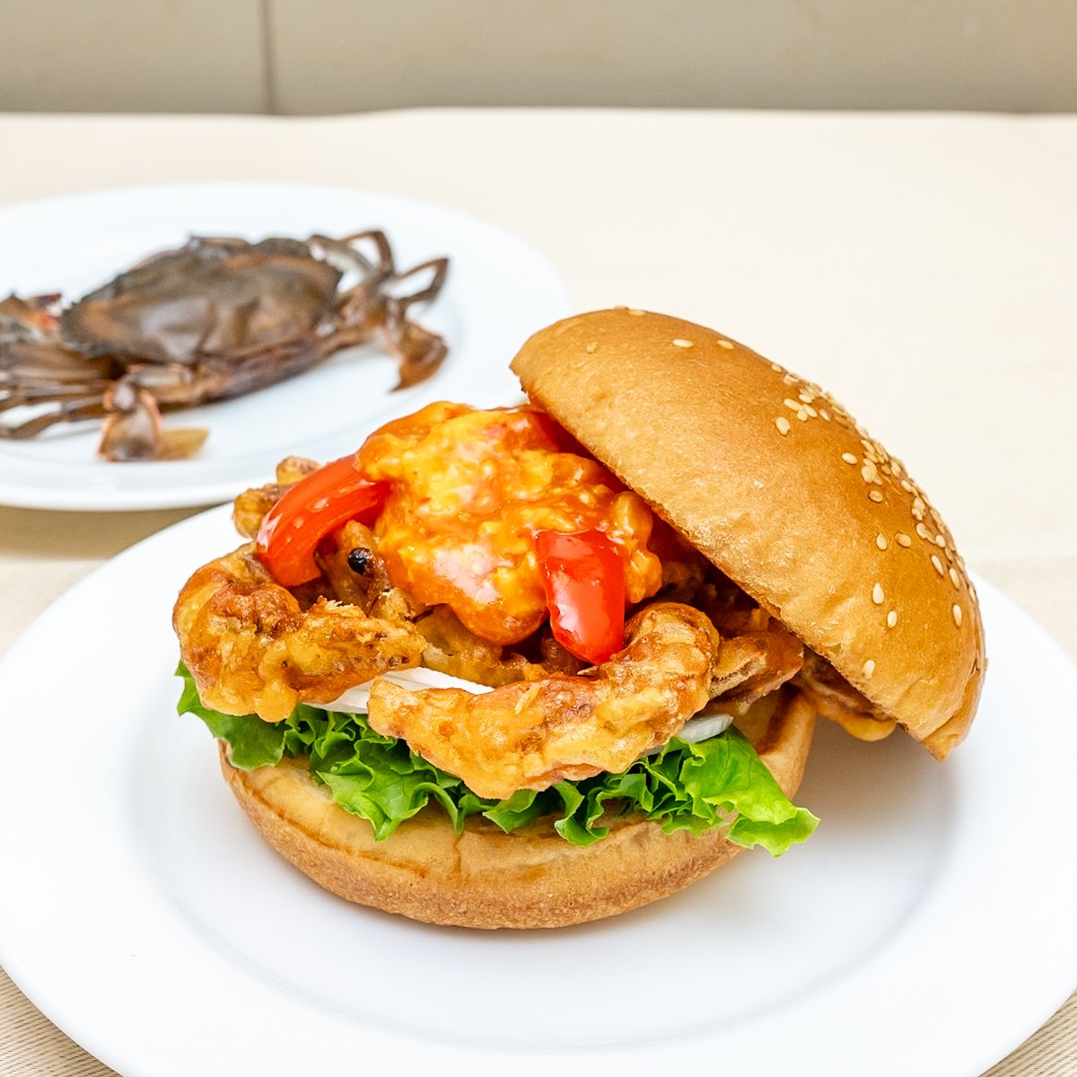 実食レポ】まるごと1匹のカニを殻ごと使用！フレッシュネスバーガー