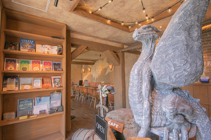 描き下ろしの“巫女さん”がかわいい！ 江の島に、人気漫画『小林さん