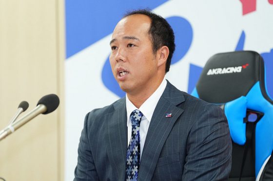 入団会見に出席した青柳晃洋【写真：小林靖】