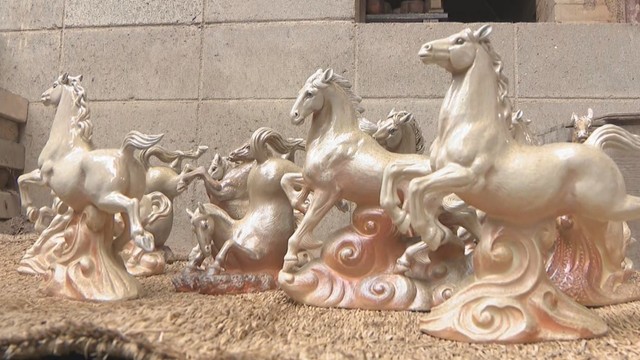 備前焼作家が2026年の干支・馬の置物を窯出し「飛躍の年に」 岡山