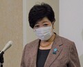 都議会本会議終了後、報道陣の取材に応じる小池百合子東京都知事=都庁で2021年12月8日午後7時11分、竹内麻子撮影