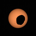 NASAの火星探査車「Perseverance」が2022年4月2日に撮影したフォボスによる日食（太陽面通過）の様子（動画より）（Credit: NASA/JPL-Caltech/ASU/MSSS/SSI）