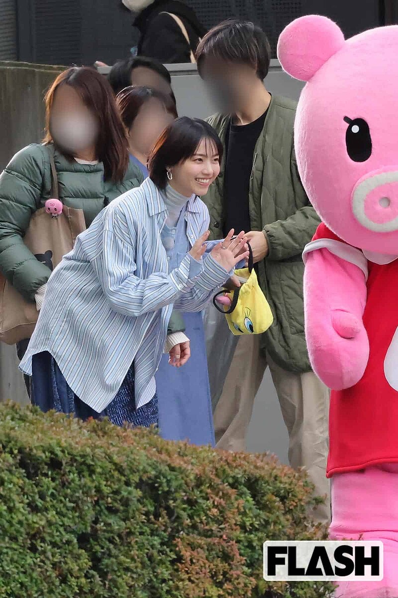  子供にファンサをする西野七瀬（2025年3月） 