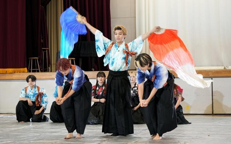 
             書道パフォーマンスに挑戦！LIL LEAGUEが書道＋音楽＋ダンスで躍動感あふれる作品完成 
          