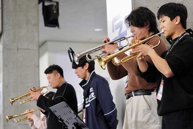日本プロ野球ばりに外野席でトランペットを吹き鳴らした韓国応援団の4人【写真：羽鳥慶太】