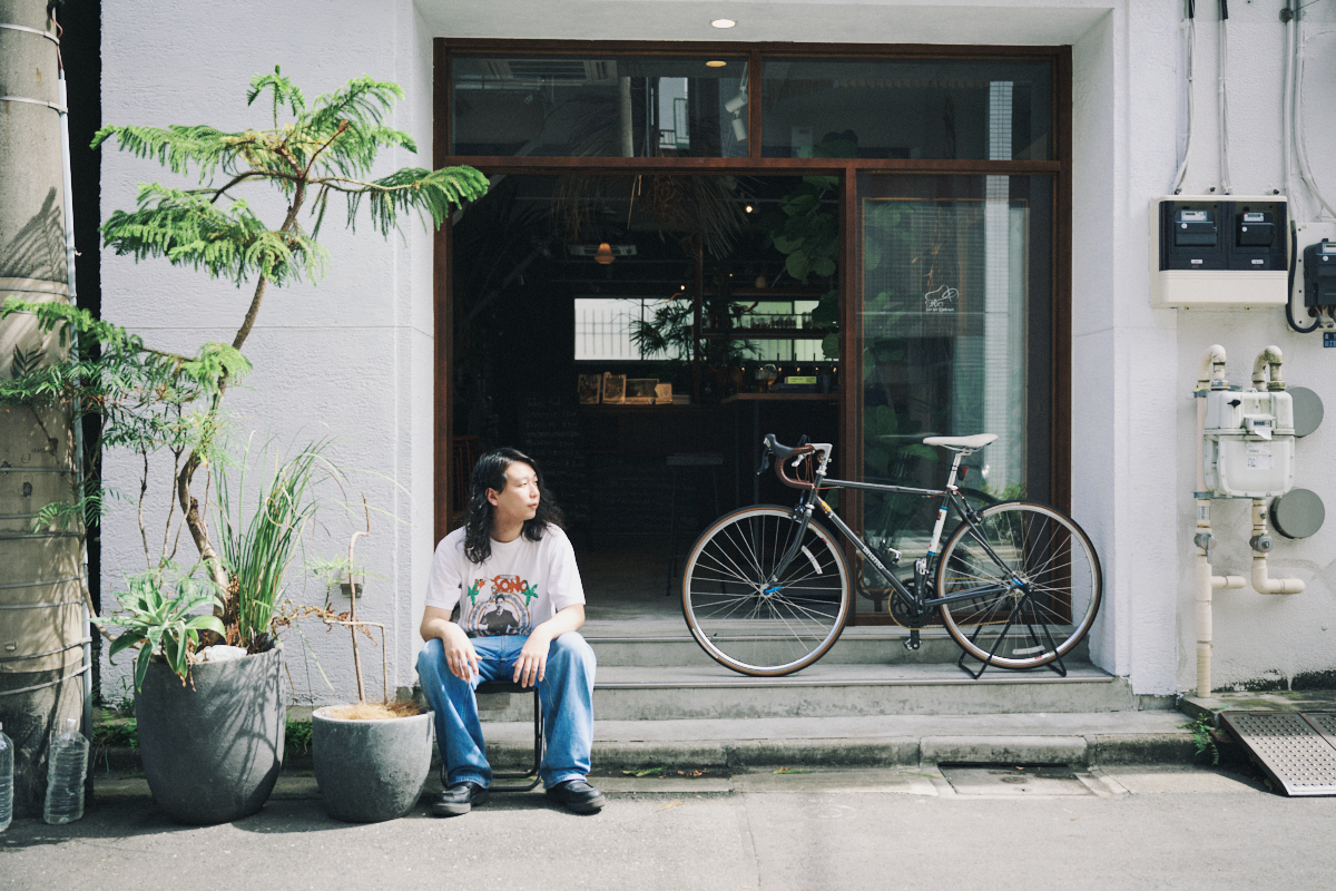 「まずは一杯、どうぞ」店主が差し出したグラスに込められた果実