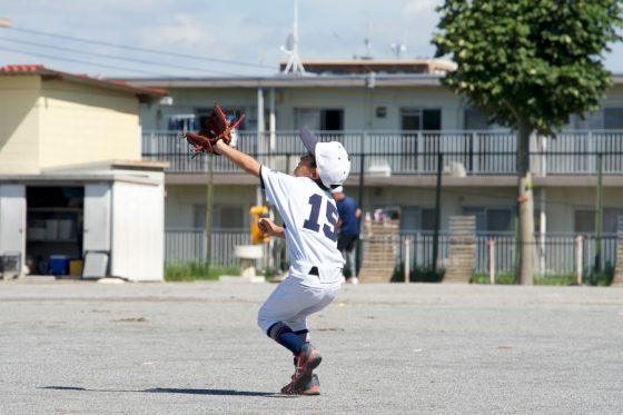 フライ捕球が上達するトレーニングとは(写真はイメージ)