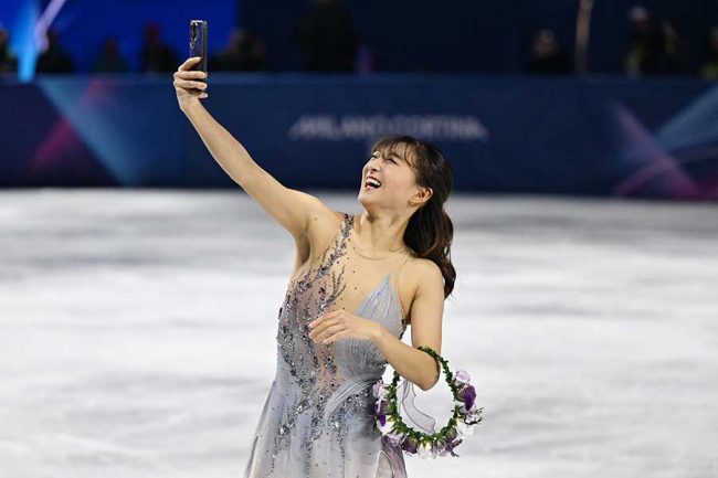 恒例のセルフィー撮影をする坂本花織【写真：ロイター】
