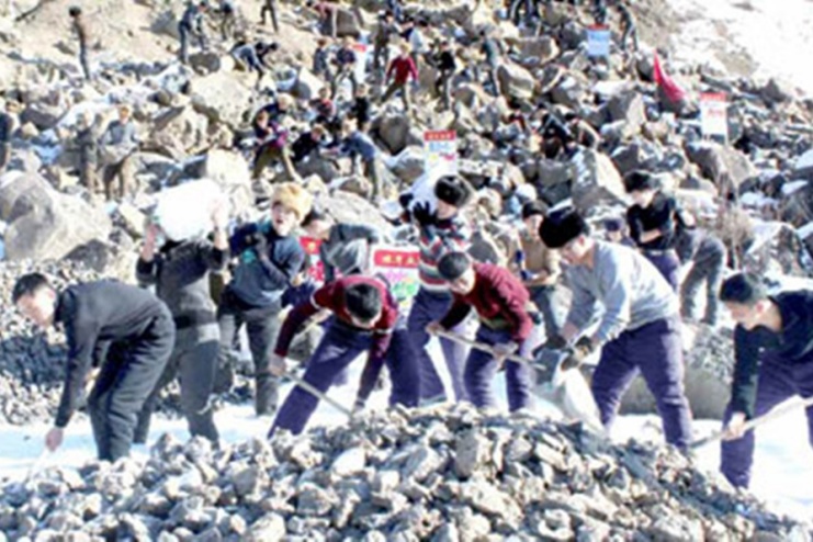 三池淵の労働現場に動員された北朝鮮の大学生たち(労働新聞)