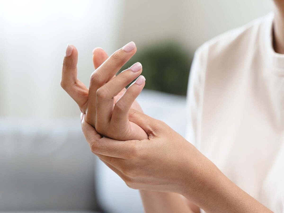  【薬学部教授が解説】関節リウマチとコーヒーに関係はあるのでしょうか？ 「発症リスクに関連する可能性がある」という報告もあれば、「影響しない」という報告もあり、多くの研究において結論は一致していません。分かりやすく解説します。（※画像：Shutterstock.com） 