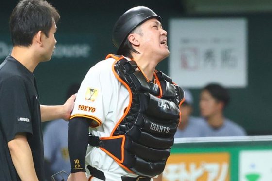 負傷交代した巨人・甲斐拓也【写真:加治屋友輝】