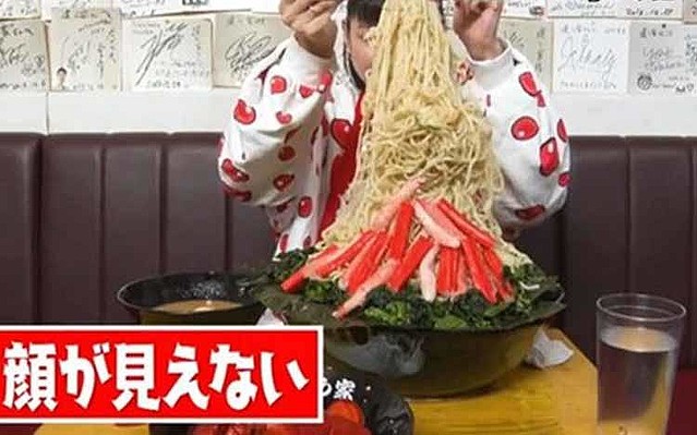 キャラ強め お笑い芸人 Yが人気ラーメン店の店主に 無敗のかこ あこ姉妹が富士山級デカ盛りメニューに挑む そして衝撃の結末が テレ東プラス ライブドアニュース