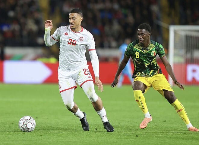 数的優位を生かせなかったチュニジア代表（白）。(C)Getty Images