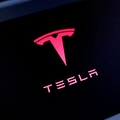 米テスラ日本法人が解雇撤回　従業員の...