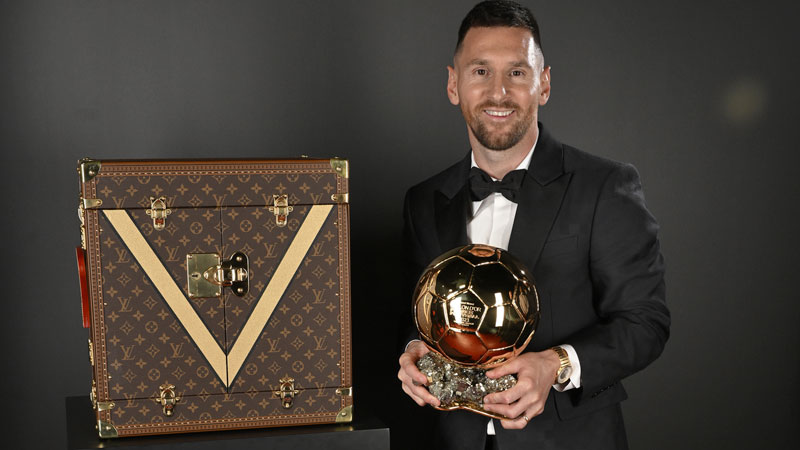 【レア／正規品／新品タグ付】PSG メッシ バロンドール受賞記念 ユニフォーム メッシ、バロンドール授賞式のタキシードは『ルイ・ヴィトン』製！妻も