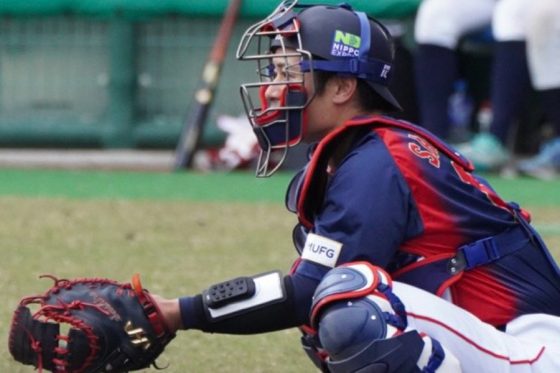 ピッチコムの送信機を左腕に着けてプレーする侍ジャパン・坂本誠志郎【写真：宮脇広久】