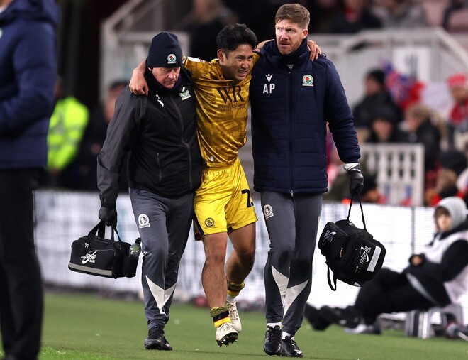 スタッフに支えられながらピッチを後にした森下。(C)Getty Images