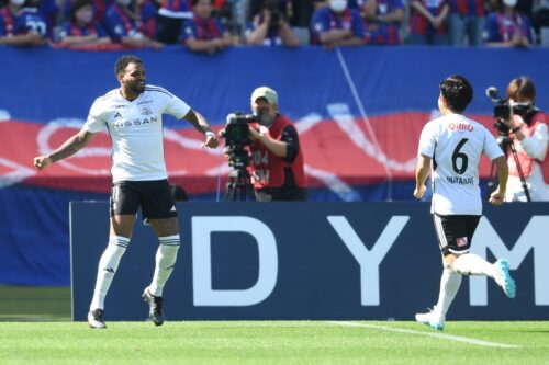 両軍エースが2発、松木玖生は退場…横浜FMがFC東京との激闘制す! 3連勝で首位神戸と並ぶ