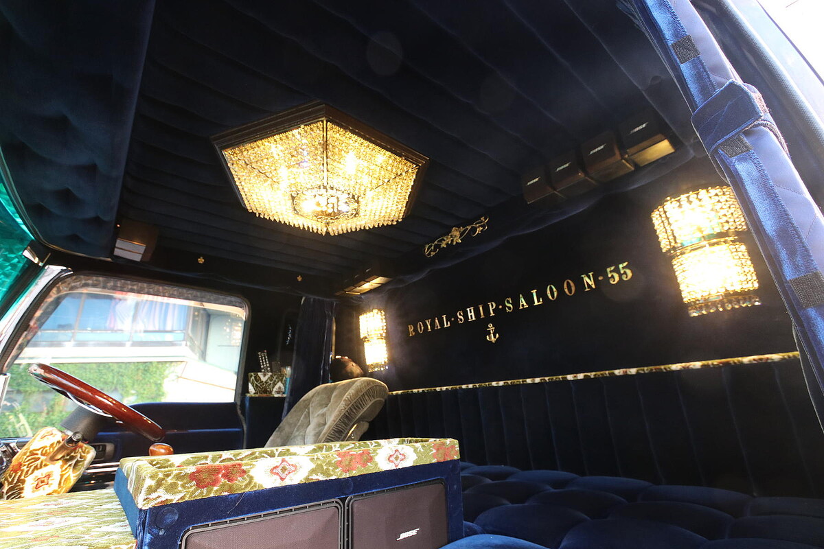 シャンデリアに金華山がデコトラ野郎の矜持！ 「昭和な煌びやかさ」に