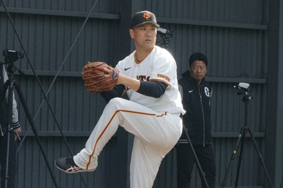 ブルペンで投球練習を行った巨人・田中将大【写真：湯浅大】