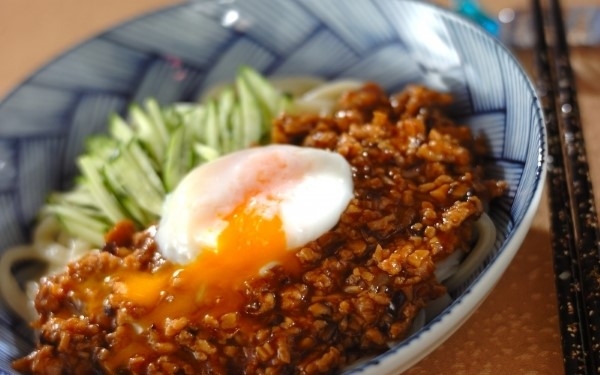 ジャージャー麺に使える「作り置き肉味噌」の作り方 ネギやキュウリも