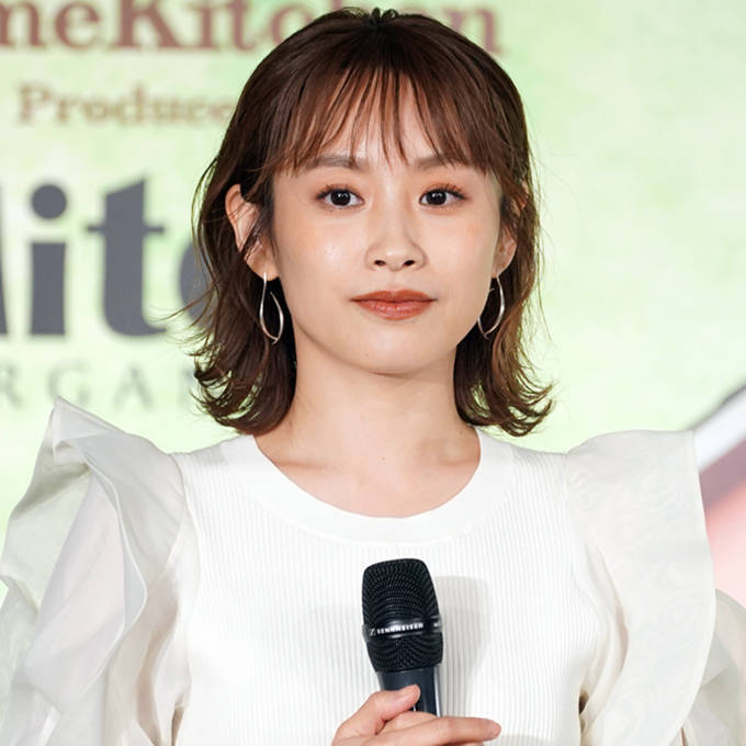 
          【GU】高橋愛「これは絶対買う」旬シルエットのパンツに注目「お気に入り〜！」
        