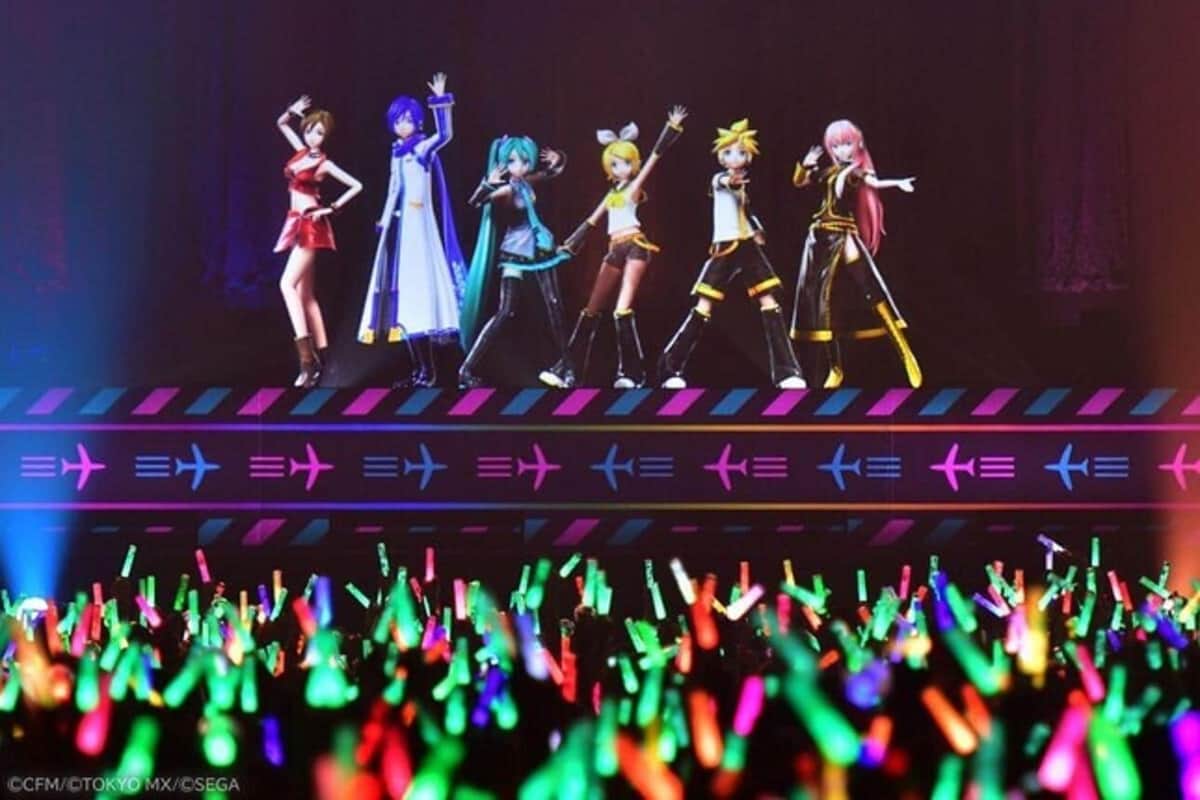 初音ミクらのライブを楽しむファンら(「マジカルミライ」のニュースリリースから)