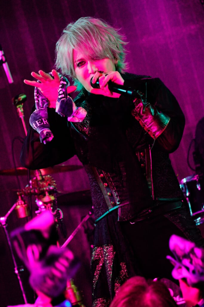 【ライヴレポート】ALICE IN MENSWEAR × MASCHERA、ツーマン<Masquerade in Wonderland>に一夜限り豪華共演と14年ぶり帰還「数奇な運命を感じます」