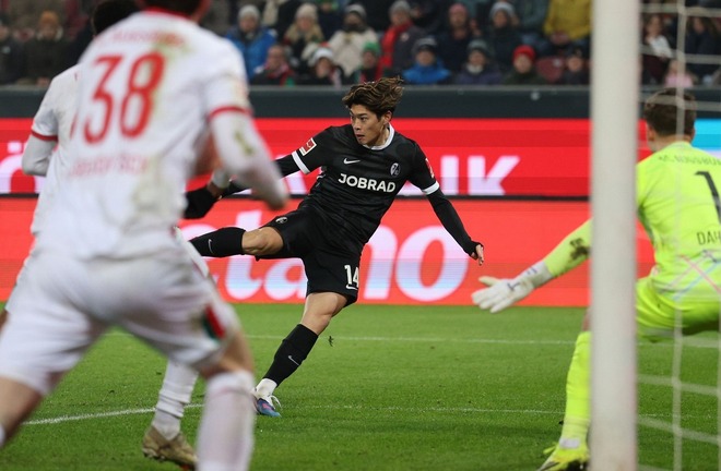 鮮烈なボレー弾を挙げたフライブルクの鈴木。(C)Getty Images