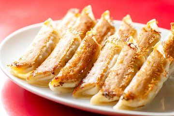 宇都宮・餃子型街灯が街を照らす