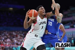 パリ五輪では2戦めのフランス戦で負傷して、チームを離脱した八村(写真・JMPA)