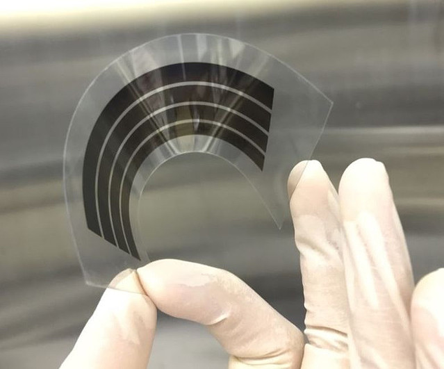 ＩＪ法を使い作製したペロブスカイト太陽電池（宮坂研究室提供）