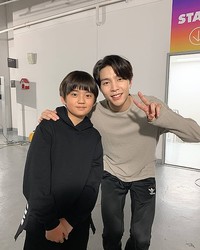 Nct 127 ジャニー 子役キム ガンフンと仲良しショット 本当の兄弟のような微笑ましい雰囲気 ライブドアニュース Nct 127 ジャニー 子役キム ガンフンと仲良しショット 本当の兄弟のような微笑ましい雰囲気 ライブドアニュース