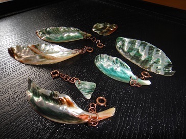 おしゃれな雑貨屋さんで購入した とても素敵なスワロフスキー と貝殻の