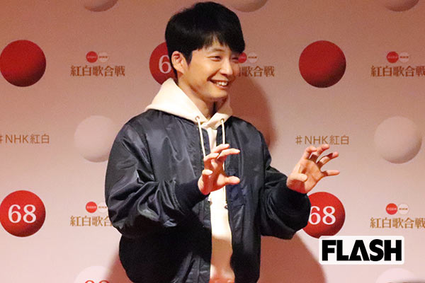 星野源 おっぱいワシ掴みポーズ で 来年は遊ぶ 宣言 ライブドアニュース