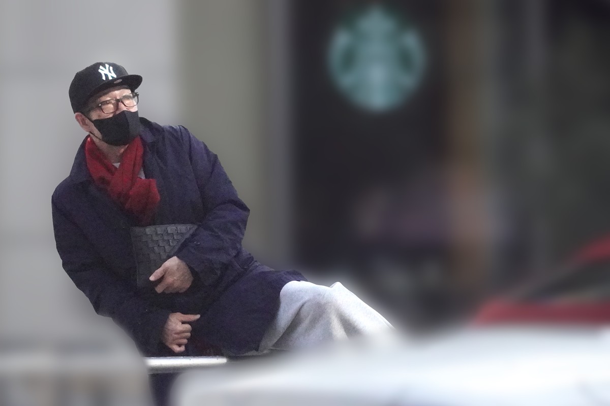  足上げで柵を乗り越える田原俊彦（写真：本誌写真部） 