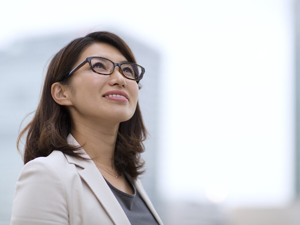  定期預金には、満期までの長さが1年、3年、5年などさまざまな期間があります。一般的に、預ける期間が長いほど金利は高くなる傾向があります。今回は、シニアの方々が、定期預金にお金を預ける場合、何年ものの定期預金を選ぶのがよいか考えてみましょう。※サムネイル画像：amanaimages 