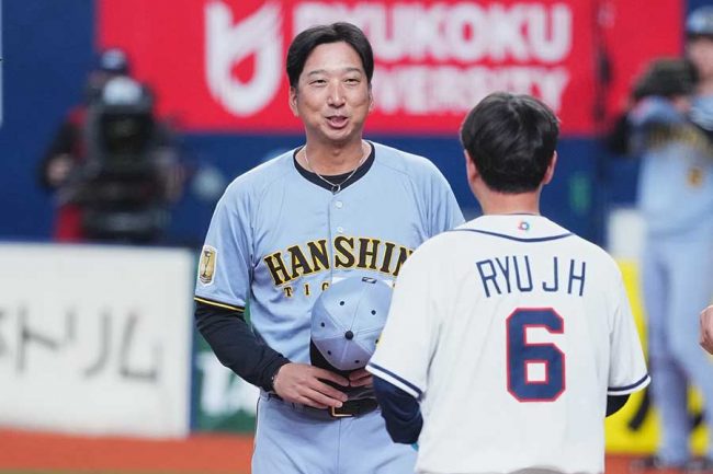 阪神の藤川球児監督（奥）【写真：小林靖】