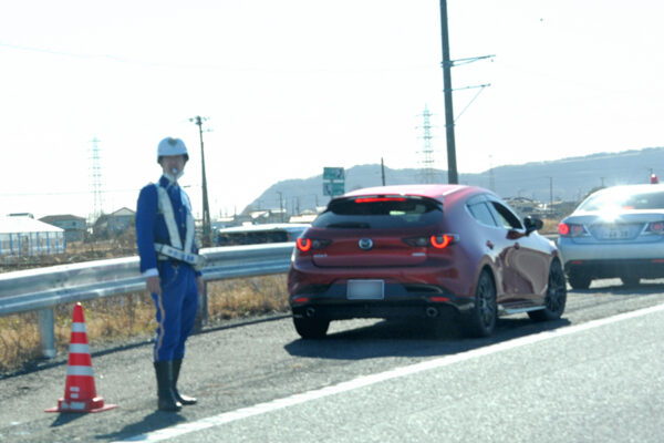 警察による速度違反取り締まりのイメージ（中島みなみ撮影）