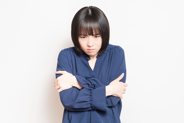 恐すぎる…「お客様は神様」時代の闇、終業後に“ヤニ歯おじさん”が待ち伏せされ「俺と一緒に帰ろう」と言われた女性店員