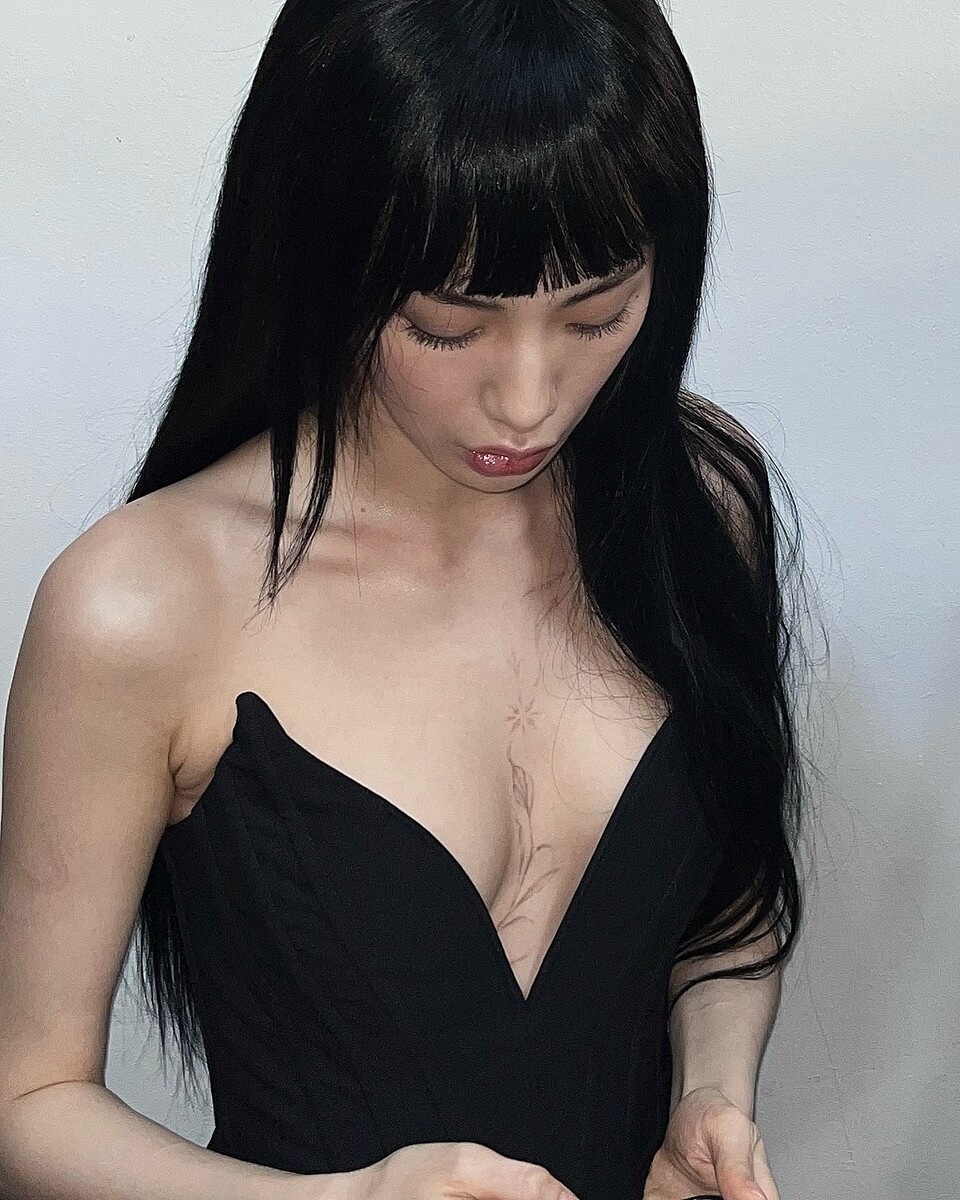 ナナ、グラビア撮影中の近況ショットで胸元を大胆披露…薄くなったタトゥーに視線釘付け