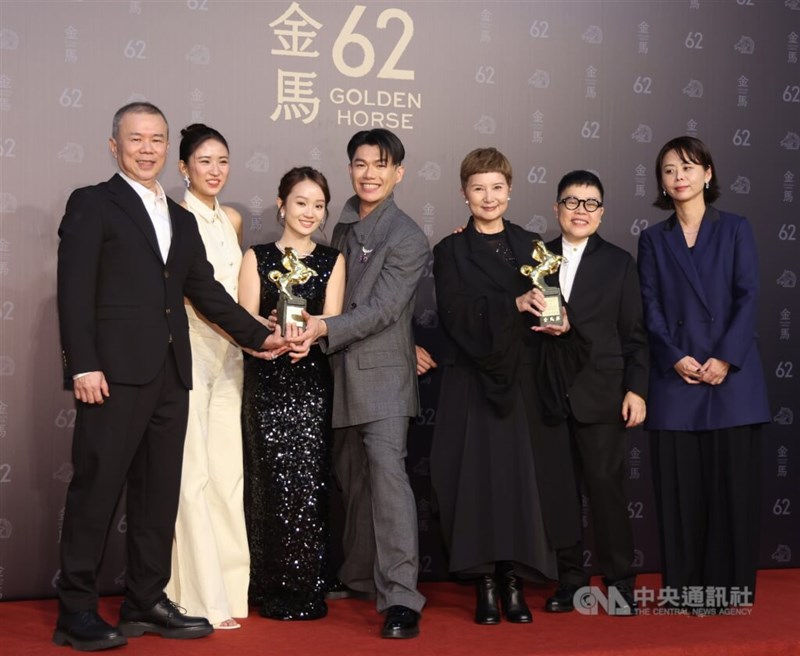 台湾映画「大濛」(A Foggy Tale)が映画の祭典「ゴールデン・ホース・アワード」(金馬奨)で劇映画作品賞に選ばれた。写真左端は授賞式でスタッフたちと喜びを分かち合うチェン・ユーシュン(陳玉勲)監督=2025年11月22日、中央社記者張新偉撮影