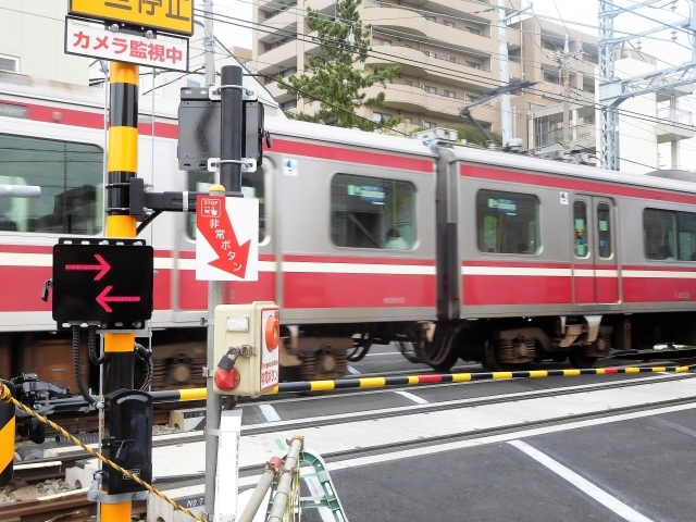 踏切内で立ち往生した車と列車が衝突、損害賠償責任はどうなる?