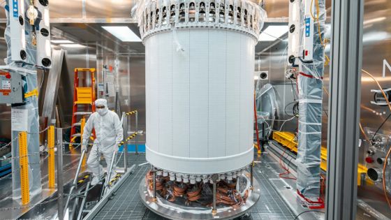 地下1.6kmに設置されたダークマター検出器が「1つの奇妙な粒子」を検出したと報告