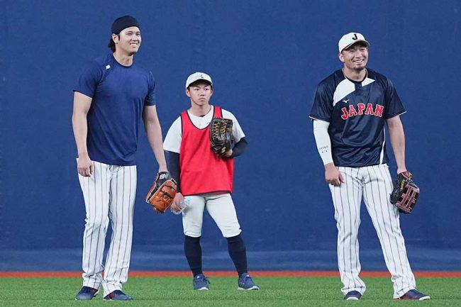 大谷翔平（左）と鈴木誠也（右）と共に外野の守備についた長田義和さん【写真：小林靖】