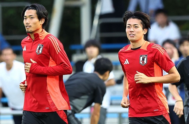 今月に28歳になる町田と先月に25歳になった中村（右）。バスで隣同士に座る間柄だ。写真：梅月智史（サッカーダイジェスト写真部）