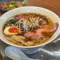 迷惑子連れ ラーメン店の床に麺